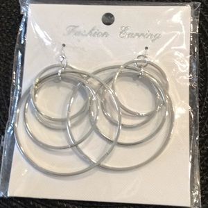 🎉 Beautiful, Silver tone Hoop Earrings 🎉